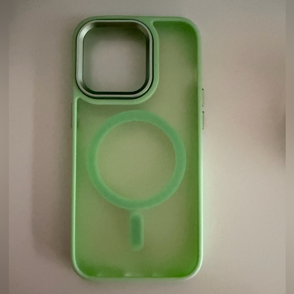 Green Magnetic iPhone Case with Raised Camera Bezel iphone 14 Pro
